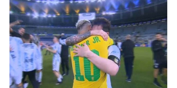 Lionel Messi e Neymar si sono abbracciati affettuosamente
